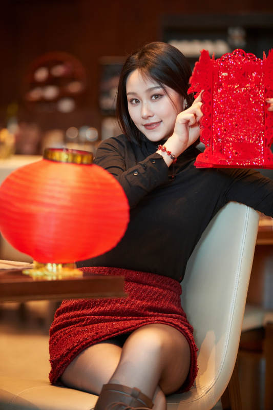 除夕在酒店餐厅庆祝新春的亚洲少女图片