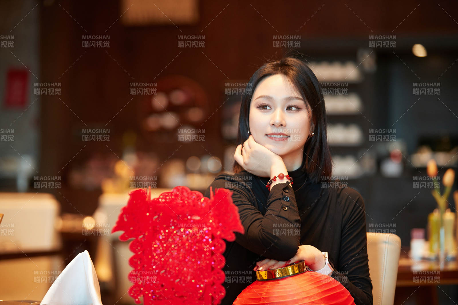 除夕在酒店餐厅庆祝新春的亚洲少女图片