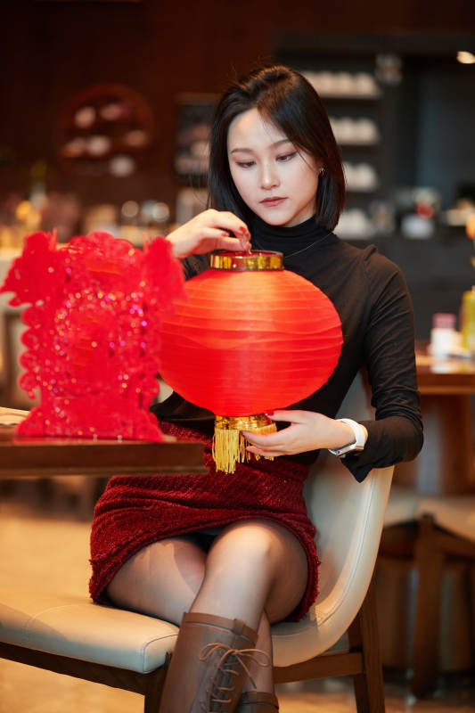 除夕在酒店餐厅庆祝新春的亚洲少女图片