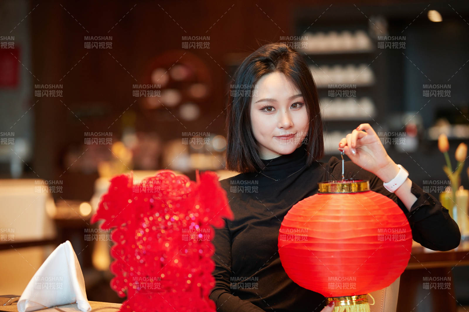 除夕在酒店餐厅庆祝新春的亚洲少女图片