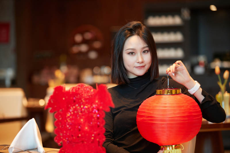 除夕在酒店餐厅庆祝新春的亚洲少女图片