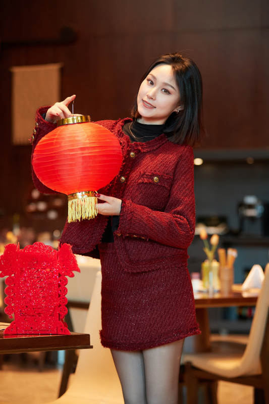 除夕在酒店餐厅庆祝新春的亚洲少女图片