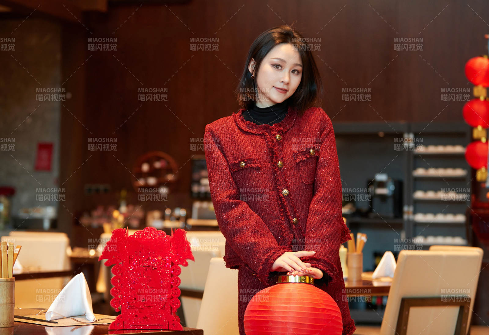 除夕在酒店餐厅庆祝新春的亚洲少女图片