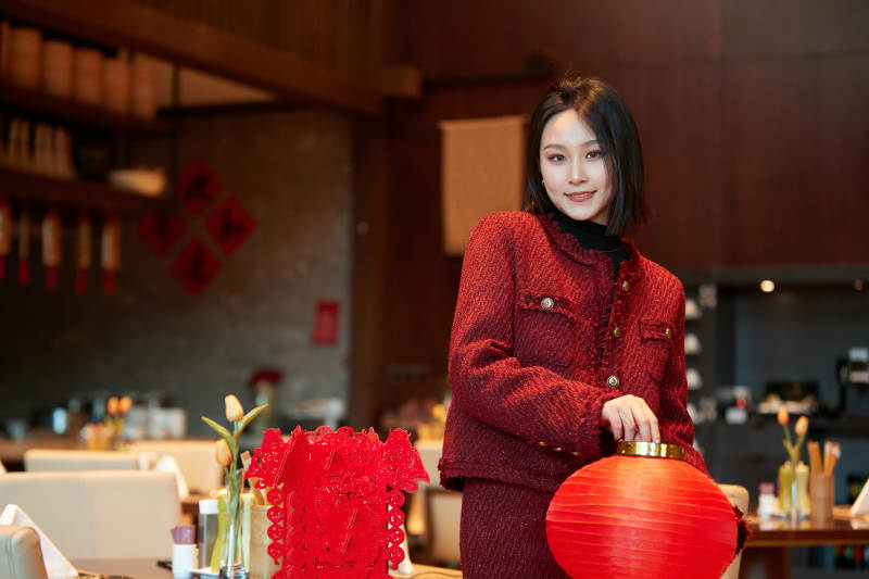 除夕在酒店餐厅庆祝新春的亚洲少女图片