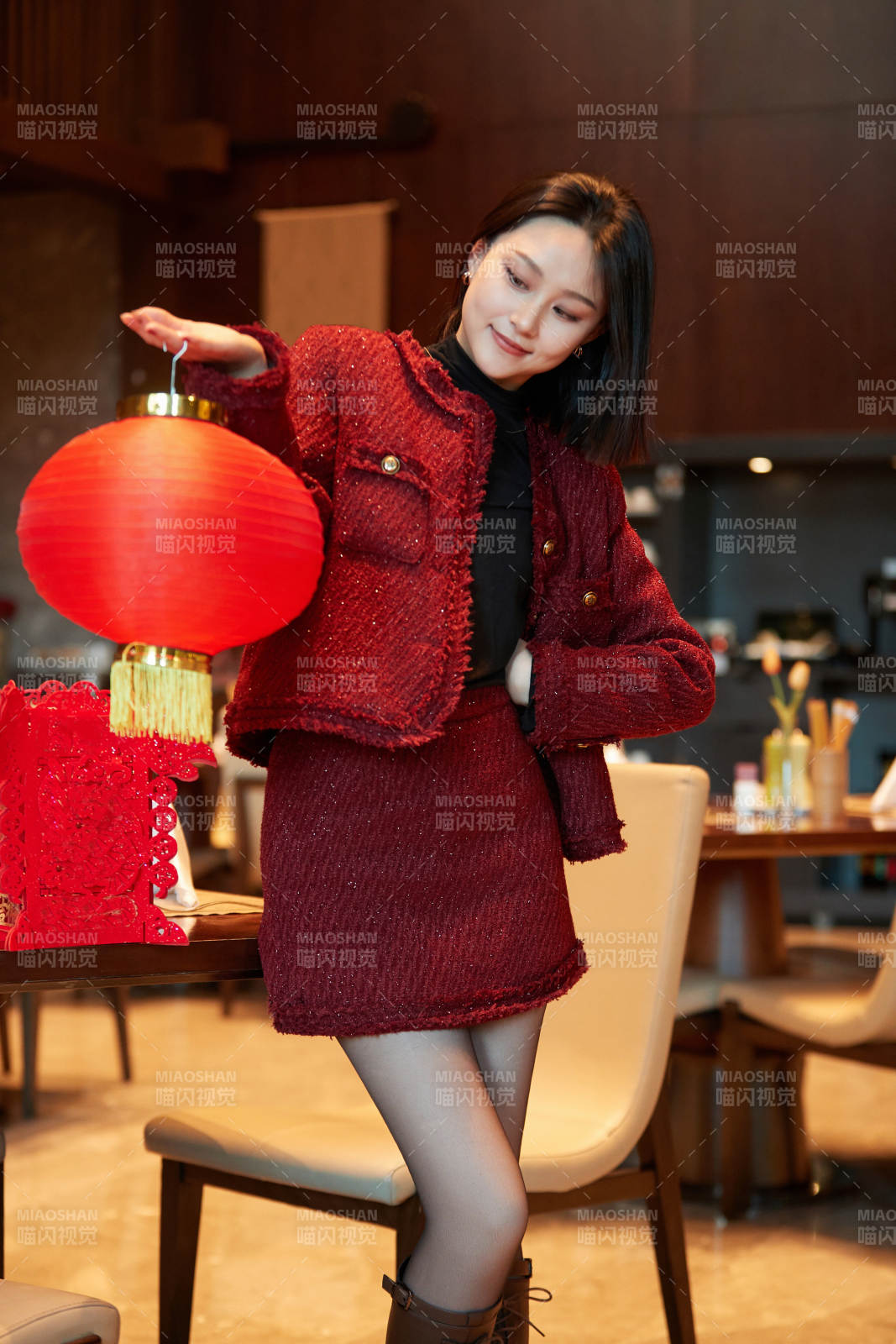 除夕在酒店餐厅庆祝新春的亚洲少女图片