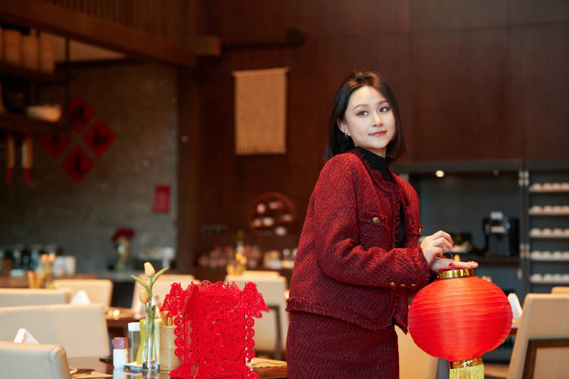 除夕在酒店餐厅庆祝新春的亚洲少女图片