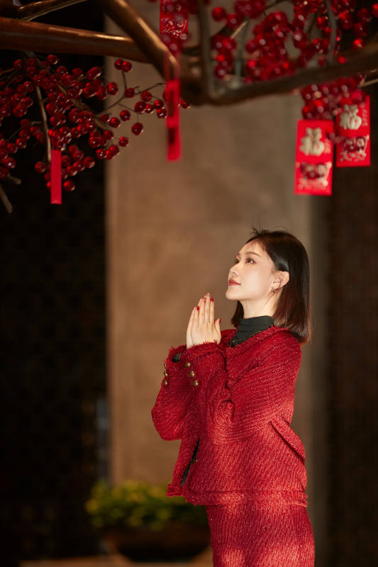 除夕在酒店餐厅庆祝新春的亚洲少女图片