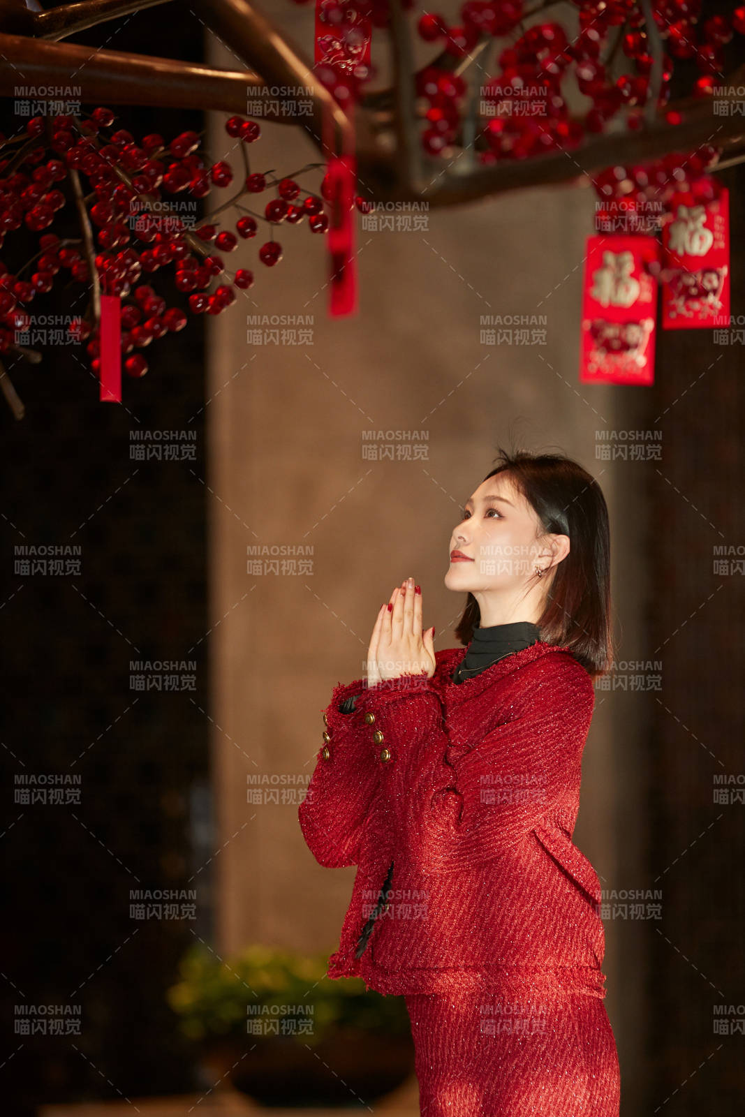除夕在酒店餐厅庆祝新春的亚洲少女图片