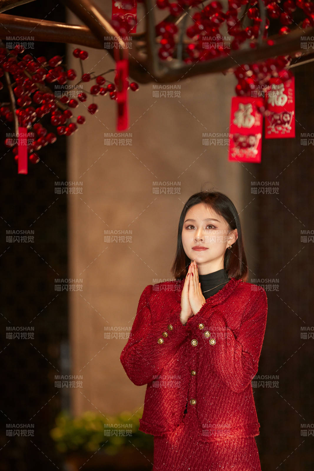 除夕在酒店餐厅庆祝新春的亚洲少女图片