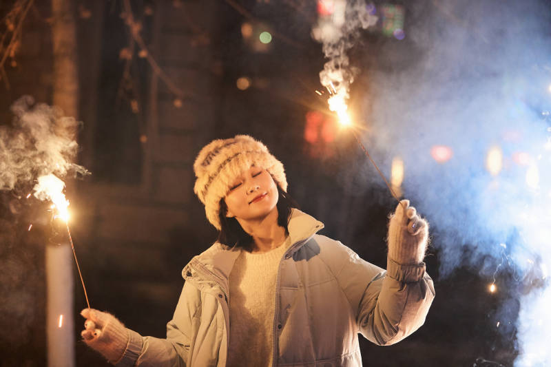 除夕夜燃放烟火烟花的快乐中国少女图片