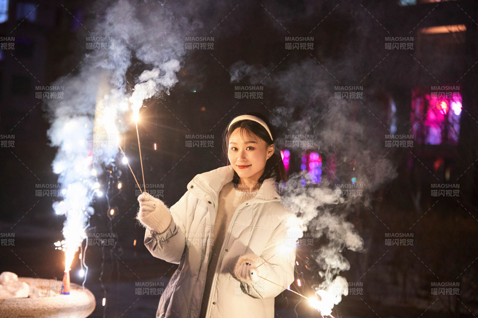除夕夜燃放烟火烟花的快乐中国少女图片