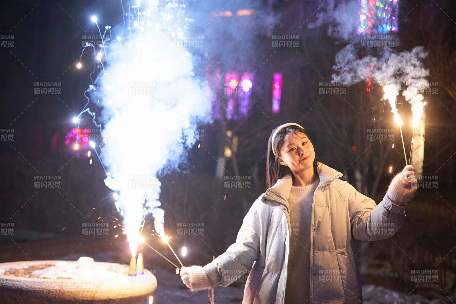 除夕夜燃放烟火烟花的快乐中国少女图片