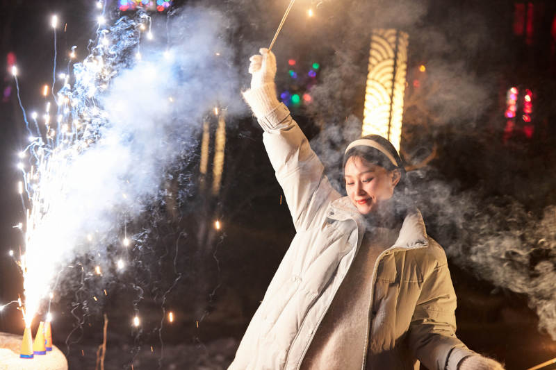 除夕夜燃放烟火烟花的快乐中国少女图片