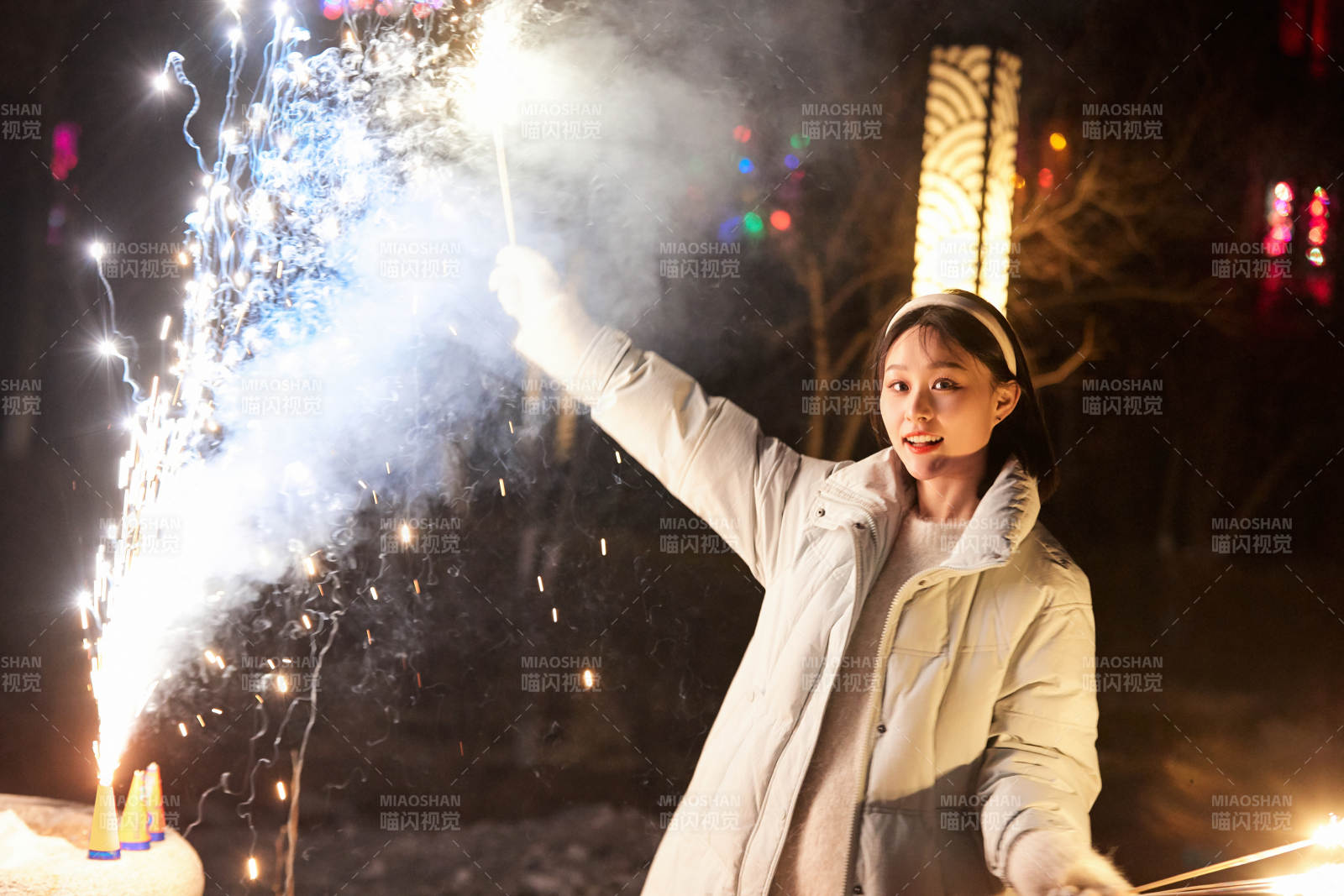 除夕夜燃放烟火烟花的快乐中国少女图片