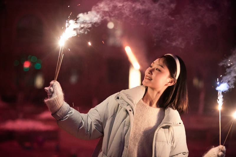 除夕夜燃放烟火烟花的快乐中国少女图片