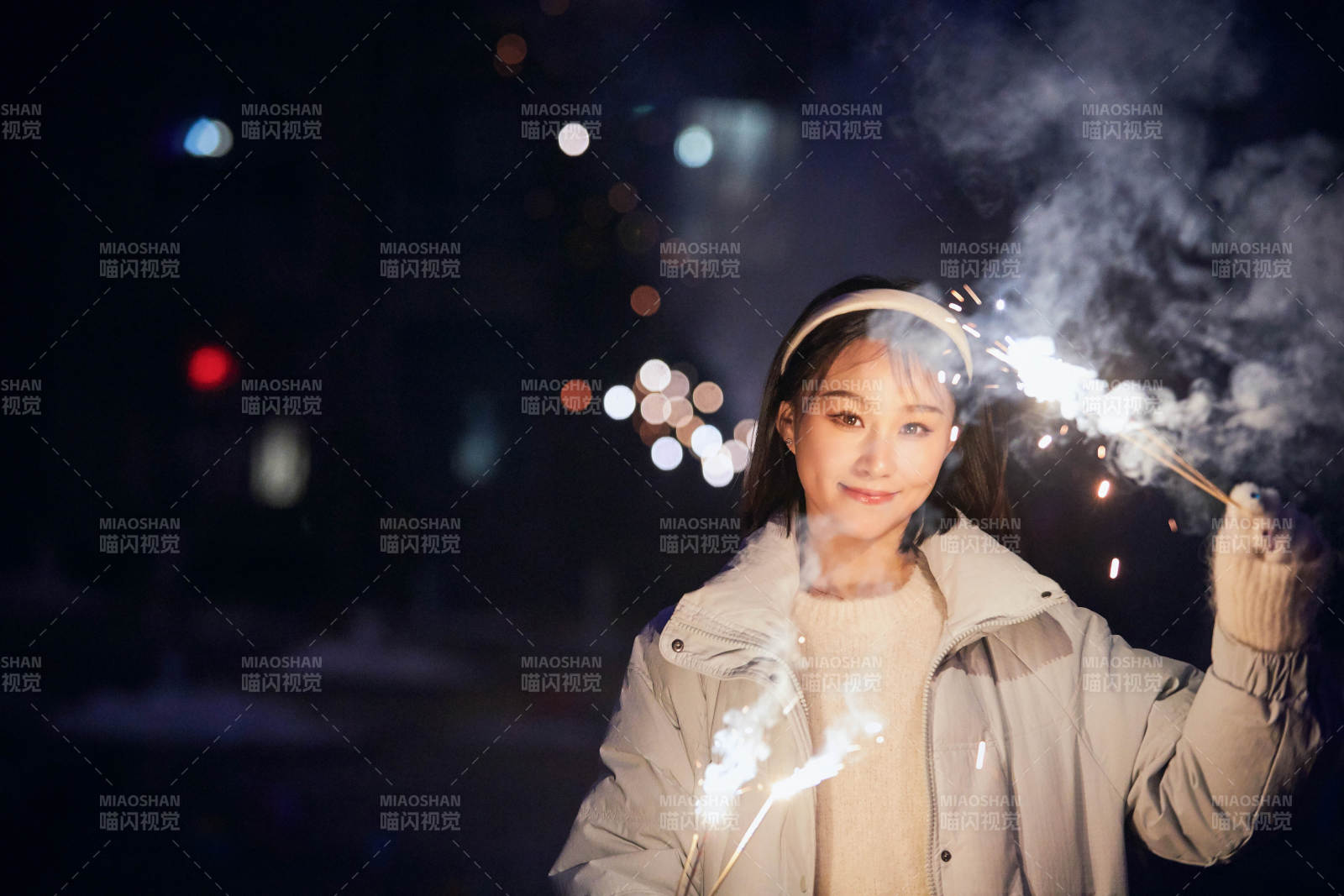 除夕夜燃放烟火烟花的快乐中国少女图片