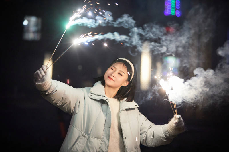 除夕夜燃放烟火烟花的快乐中国少女图片