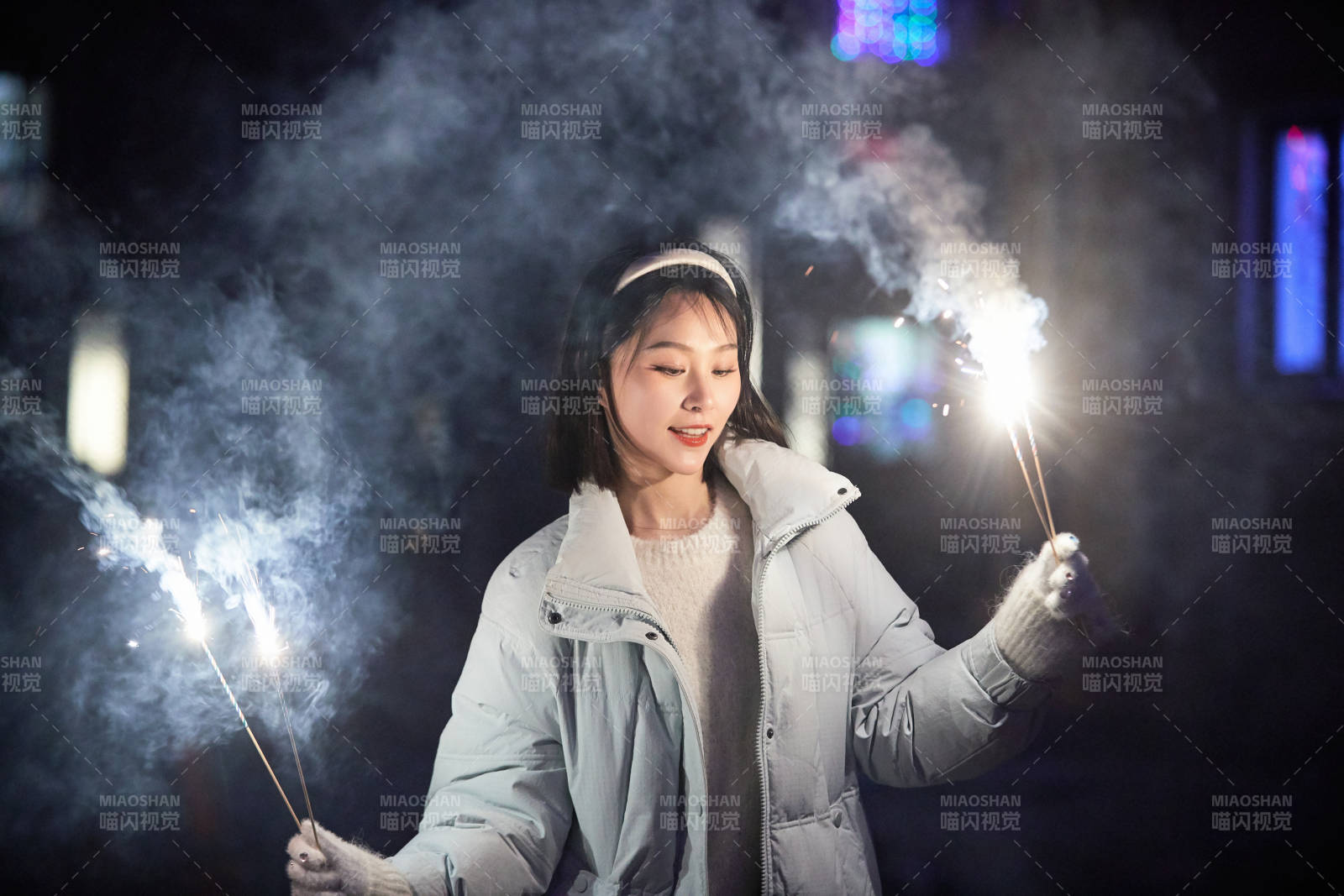 除夕夜燃放烟火烟花的快乐中国少女图片