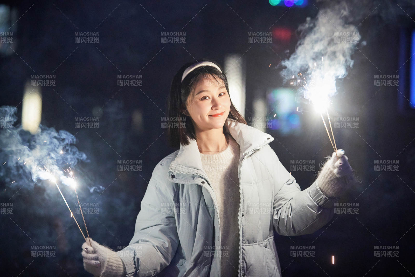 除夕夜燃放烟火烟花的快乐中国少女图片