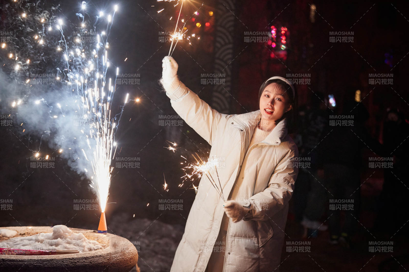 除夕夜燃放烟火烟花的快乐中国少女图片