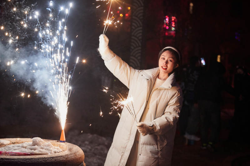 除夕夜燃放烟火烟花的快乐中国少女图片