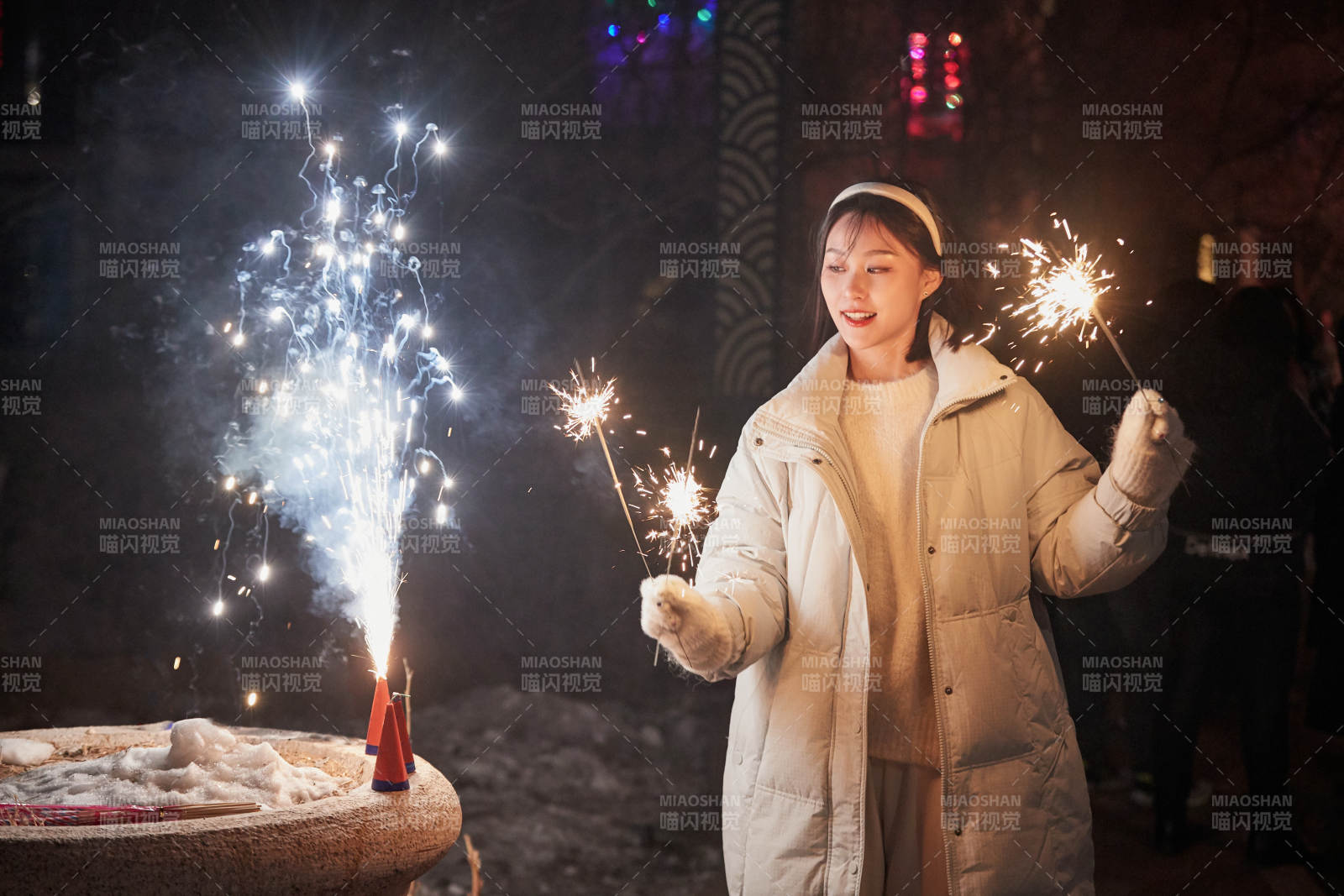 除夕夜燃放烟火烟花的快乐中国少女图片