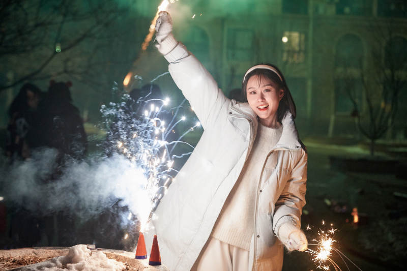 除夕夜燃放烟火烟花的快乐中国少女图片