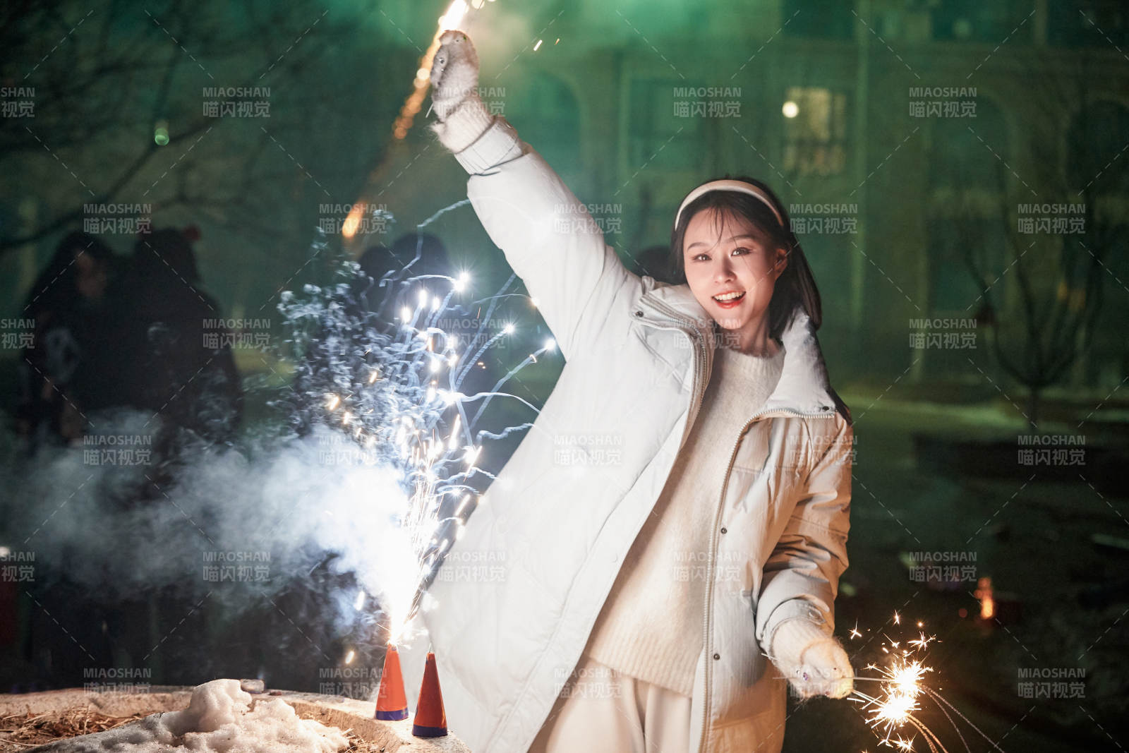 除夕夜燃放烟火烟花的快乐中国少女图片