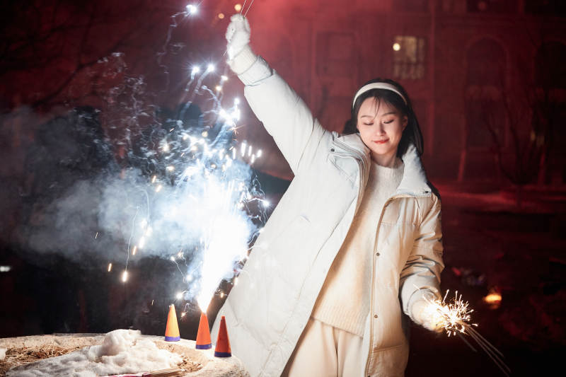 除夕夜燃放烟火烟花的快乐中国少女图片