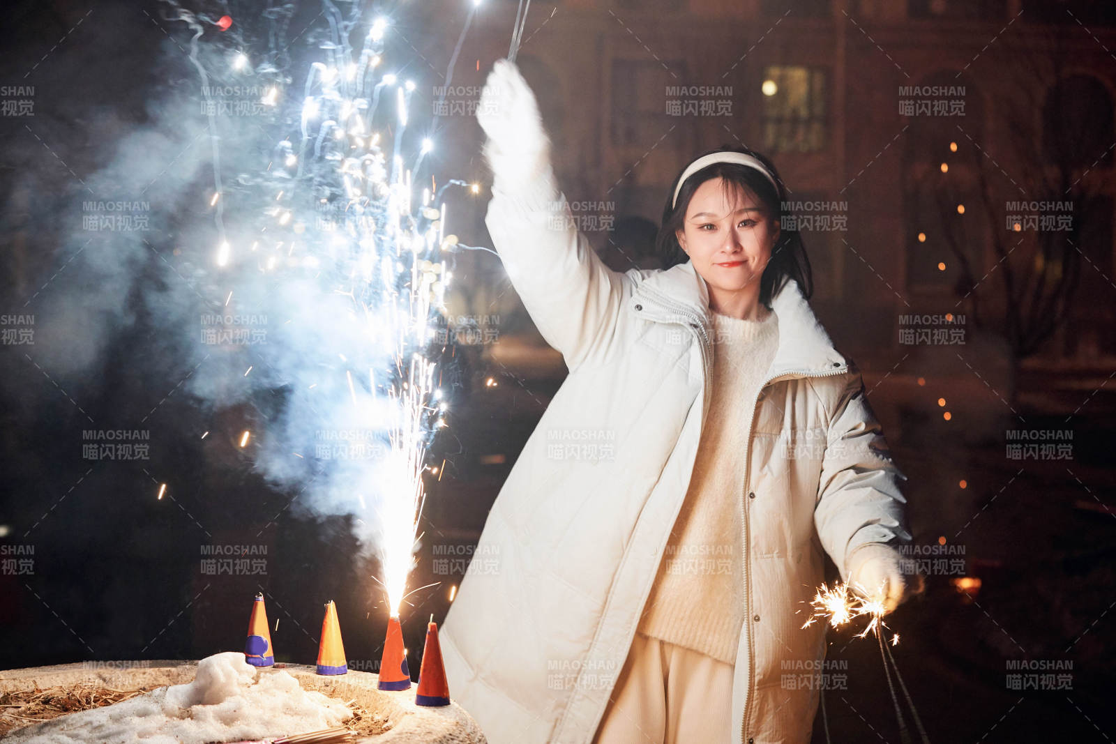 除夕夜燃放烟火烟花的快乐中国少女图片