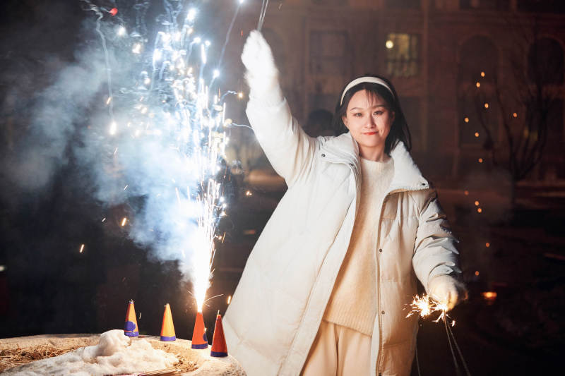 除夕夜燃放烟火烟花的快乐中国少女图片