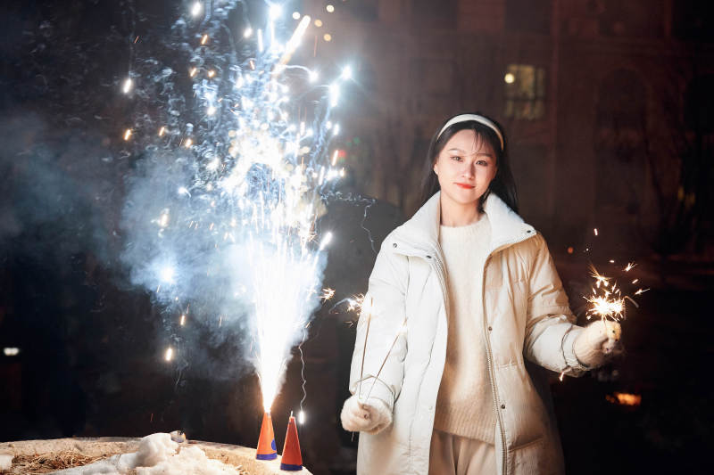 除夕夜燃放烟火烟花的快乐中国少女图片