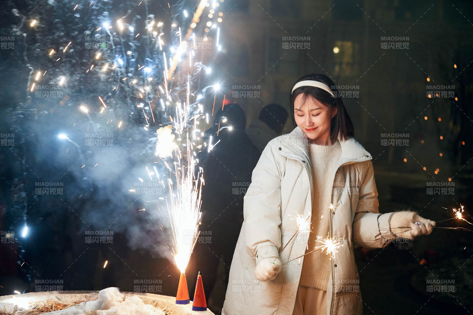 除夕夜燃放烟火烟花的快乐中国少女图片