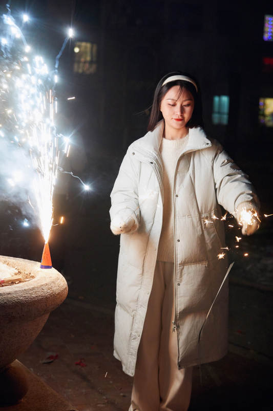 除夕夜燃放烟火烟花的快乐中国少女图片