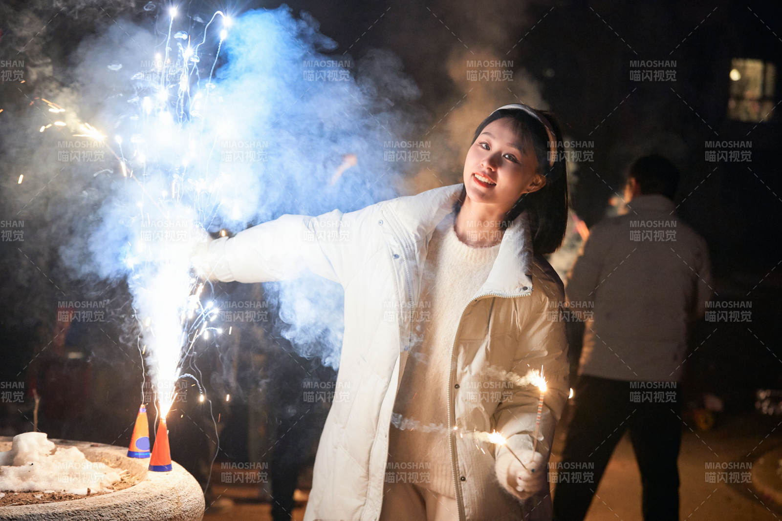 除夕夜燃放烟火烟花的快乐中国少女图片