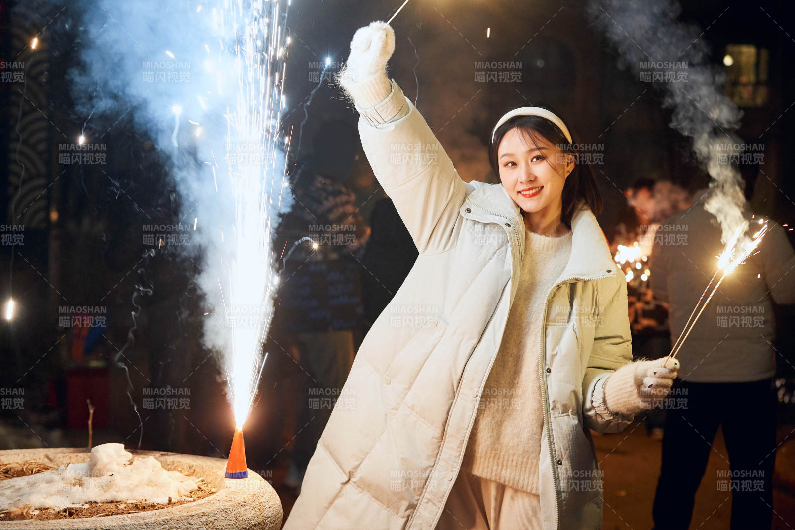 除夕夜燃放烟火烟花的快乐中国少女图片
