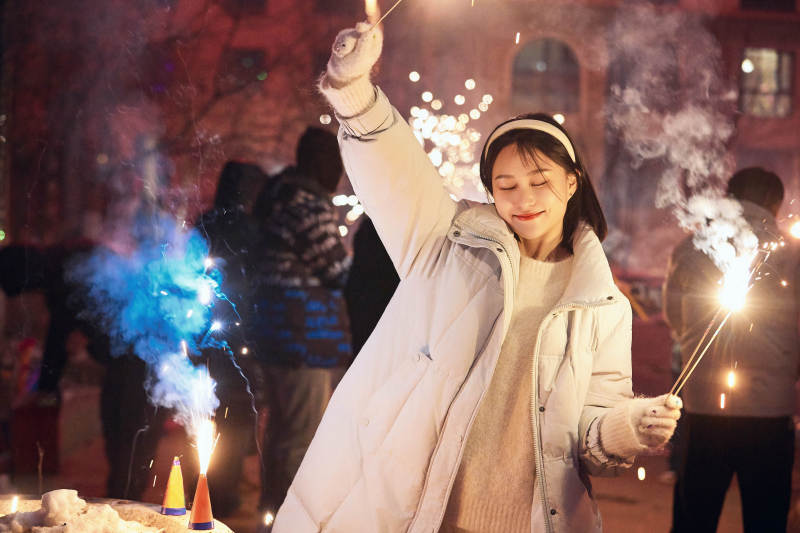 除夕夜燃放烟火烟花的快乐中国少女图片