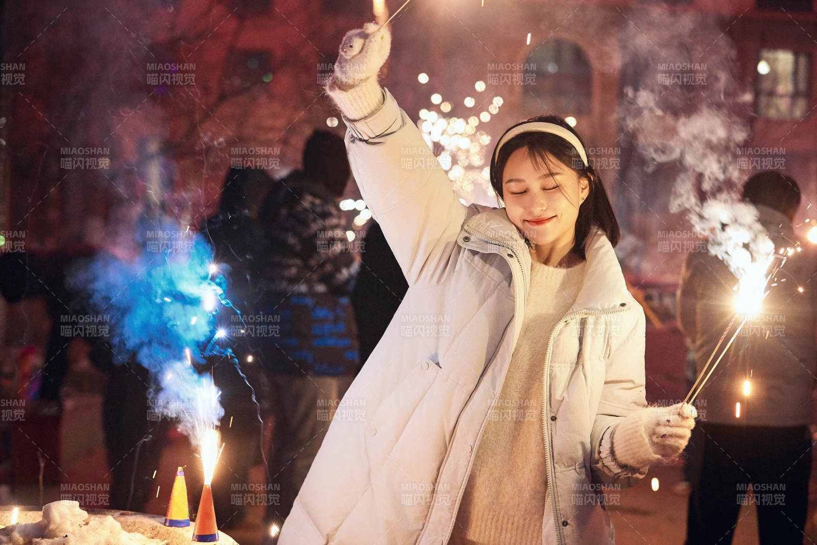 除夕夜燃放烟火烟花的快乐中国少女图片