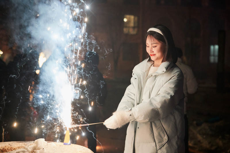 除夕夜燃放烟火烟花的快乐中国少女图片
