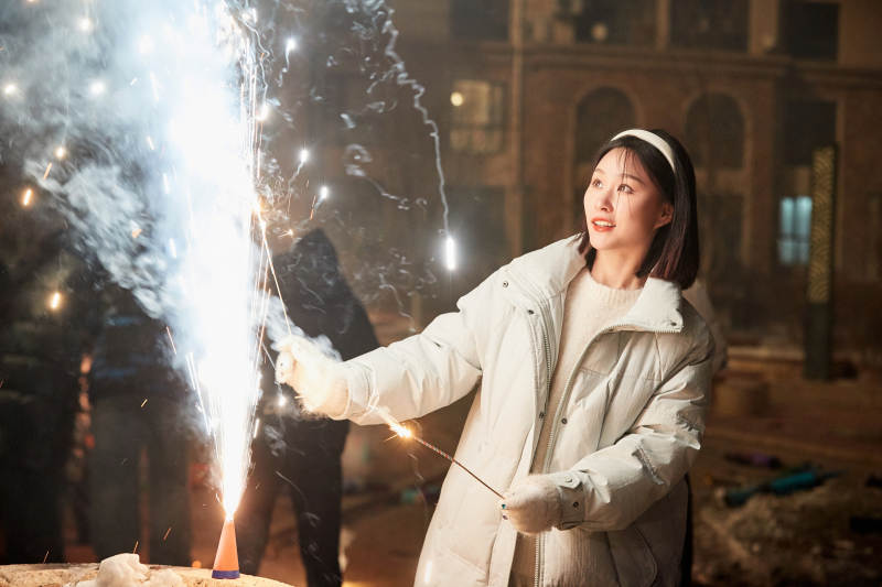 除夕夜燃放烟火烟花的快乐中国少女图片