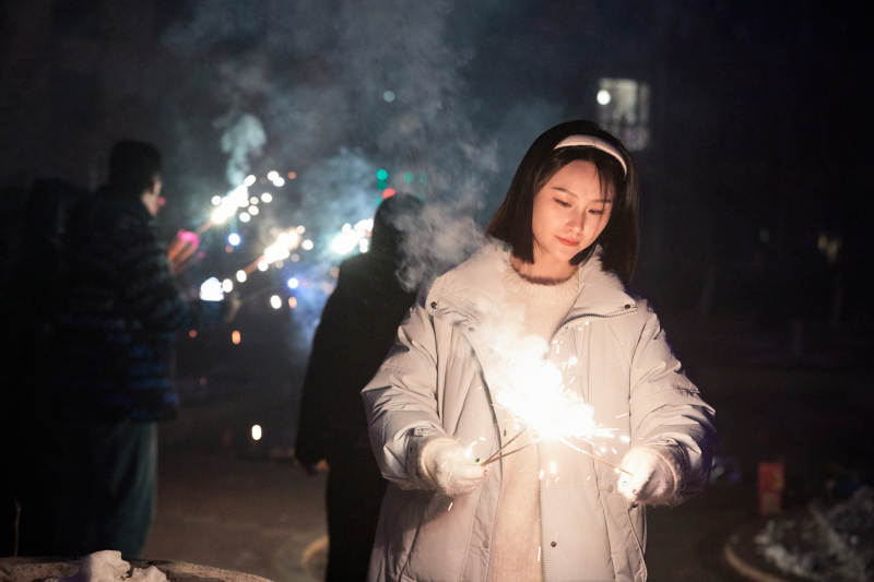 除夕夜燃放烟火烟花的快乐中国少女图片