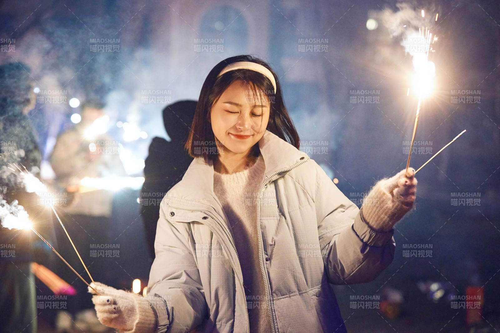 除夕夜燃放烟火烟花的快乐中国少女图片