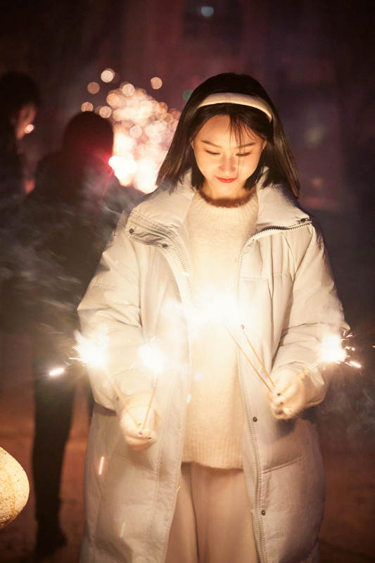 除夕夜燃放烟火烟花的快乐中国少女图片