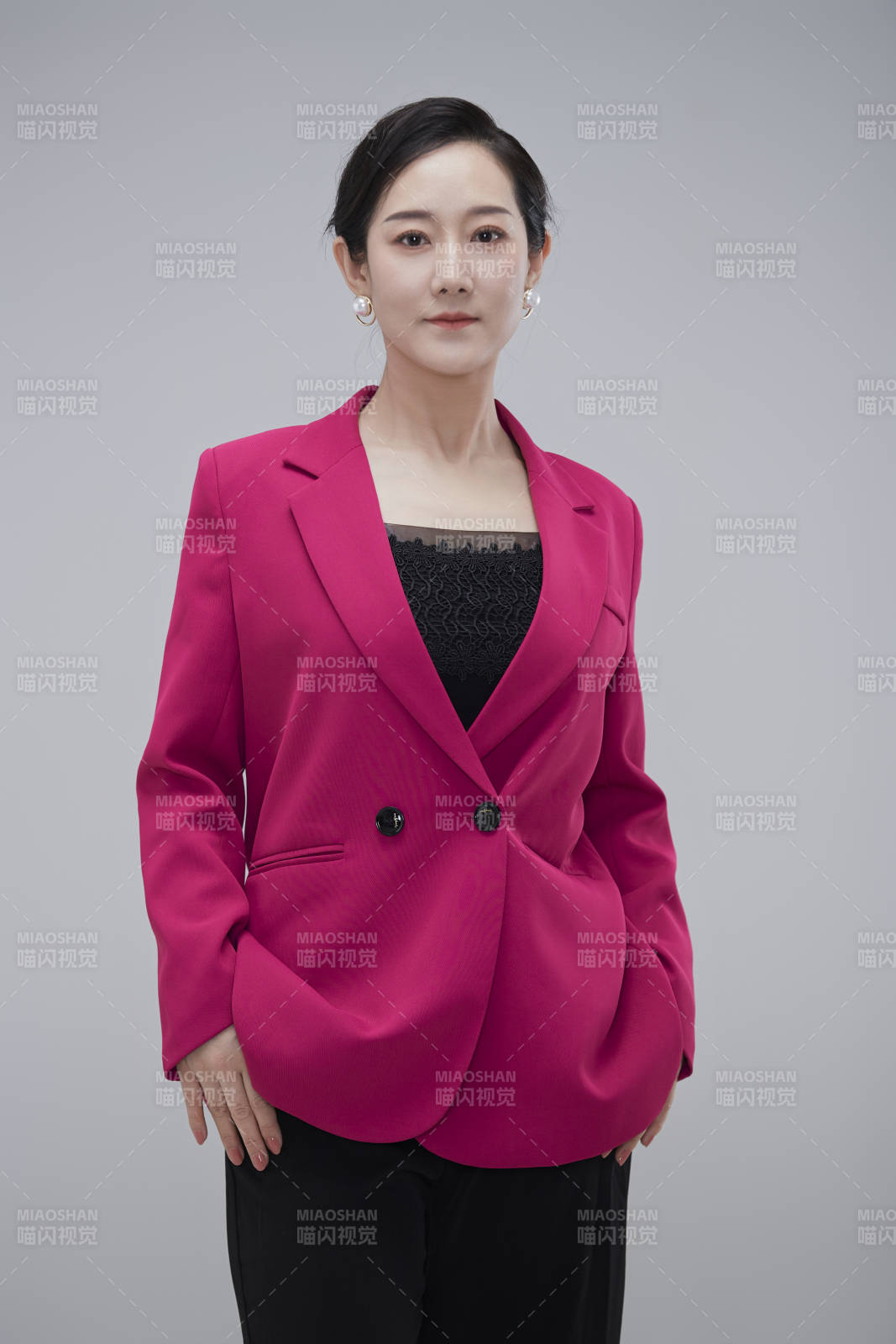 白色背景下职场职业成年女性经理人公关图片