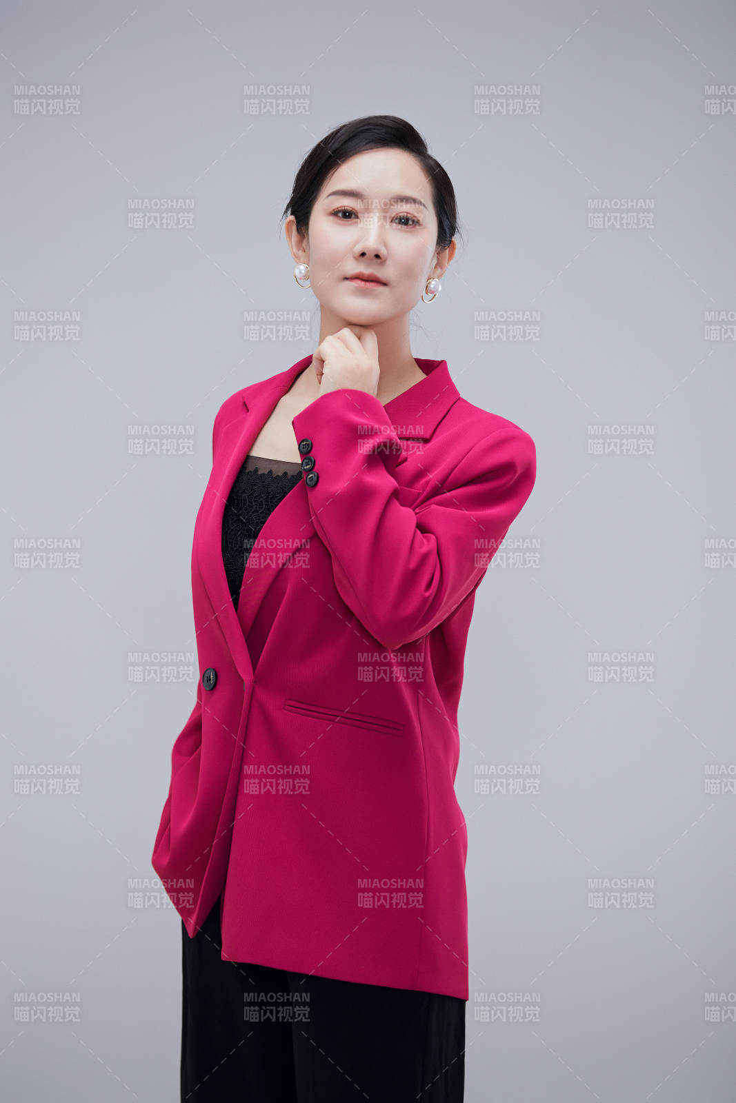 白色背景下职场职业成年女性经理人公关图片