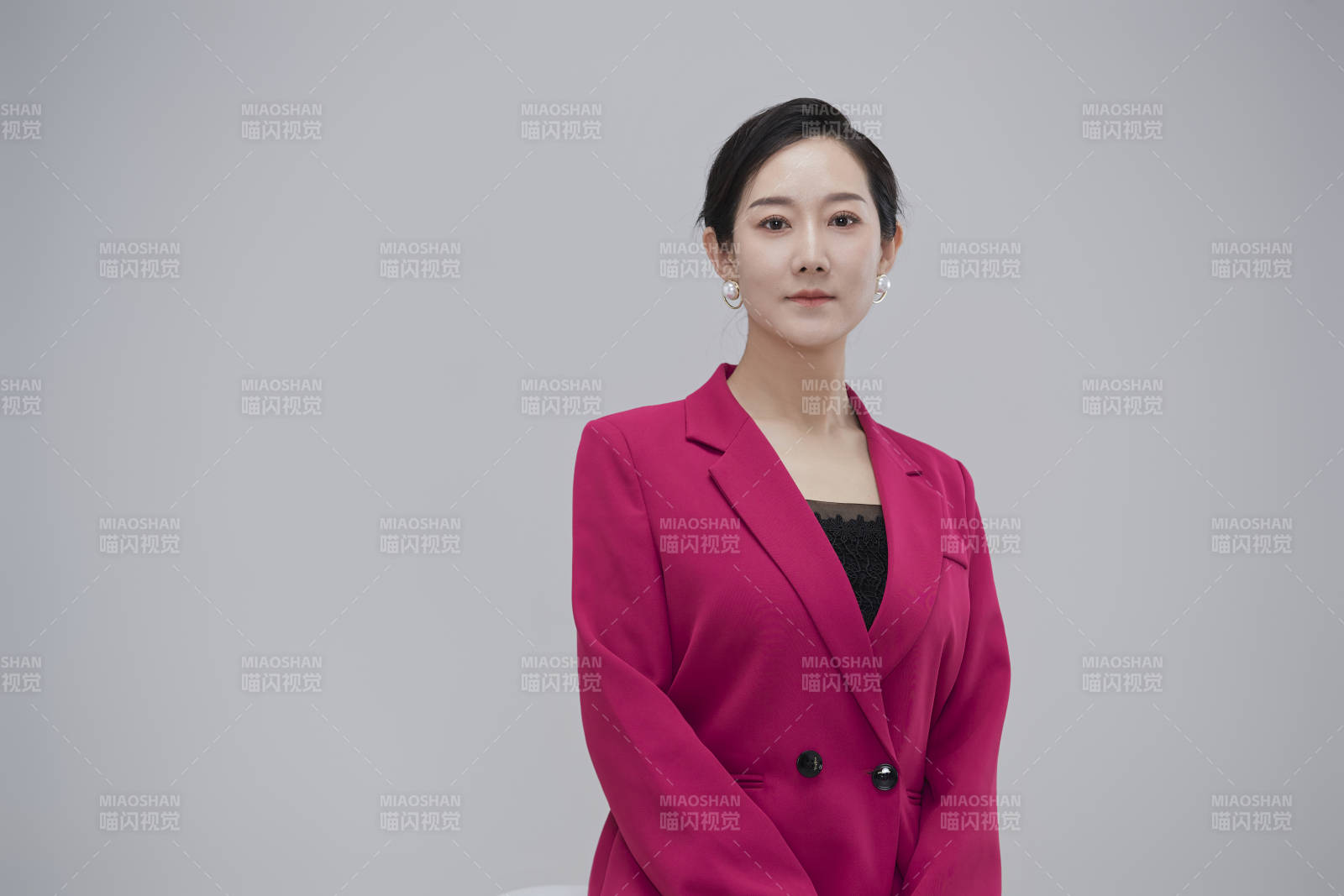 白色背景下职场职业成年女性经理人公关图片