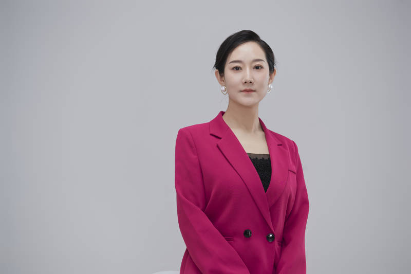 白色背景下职场职业成年女性经理人公关图片