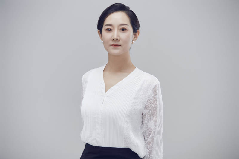 白色背景下职场职业成年女性经理人公关图片