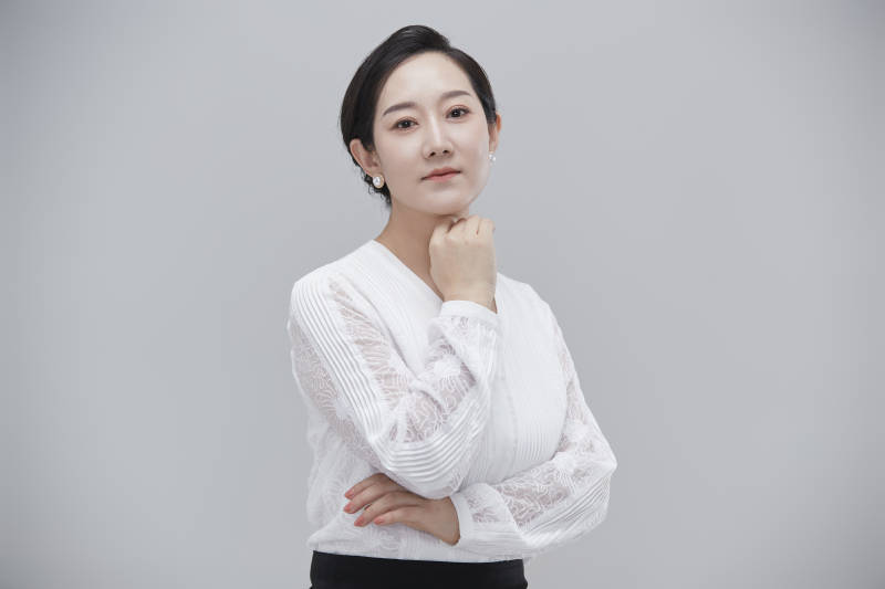 白色背景下职场职业成年女性经理人公关图片