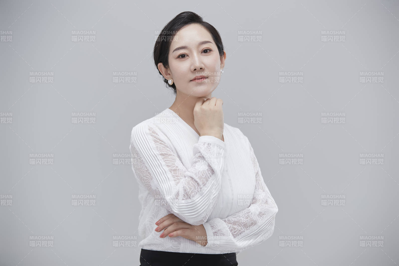 白色背景下职场职业成年女性经理人公关图片